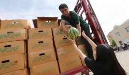 吃瓜在公交司机家,邻里齐聚共享欢乐时光