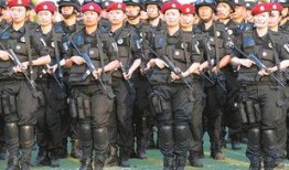 安徽合肥女警吃瓜,警花化身吃瓜群众，网络热议引关注