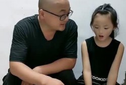 妈妈领着女儿吃瓜,妈妈领着女儿共享夏日清凉瓜果