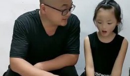 妈妈领着女儿吃瓜,妈妈领着女儿共享夏日清凉瓜果