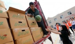 吃瓜在公交司机家,邻里齐聚共享欢乐时光