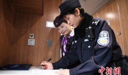 安徽合肥女警吃瓜,警花化身吃瓜群众，网络热议引关注
