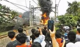 村民吃瓜看热闹情节,村民围观吃瓜，热闹非凡