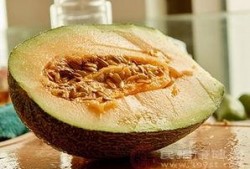 吃哈密瓜的人,品味人生甘甜瞬间