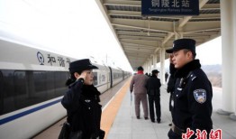 安徽合肥女警吃瓜,警花化身吃瓜群众，网络热议引关注