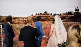 结婚新娘带头吃瓜,甜蜜婚礼瓜果飘香