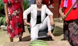 医院女主任吃瓜