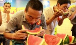 安徽淮安吃瓜,夏日炎炎，吃瓜群众欢乐多