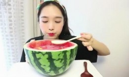 旅游吃瓜的女生