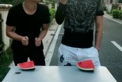 吃瓜比赛搞笑片场,吃瓜比赛搞笑片场欢乐无限