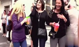 老外恶搞路人吃瓜,老外恶搞瞬间曝光！