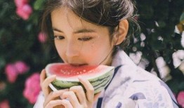 村姑吃瓜头像图