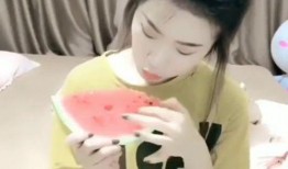 旅游吃瓜的女生