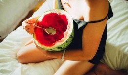 吃瓜女留学,揭秘校园里的“瓜田”风云